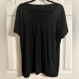 L black V-neck tee